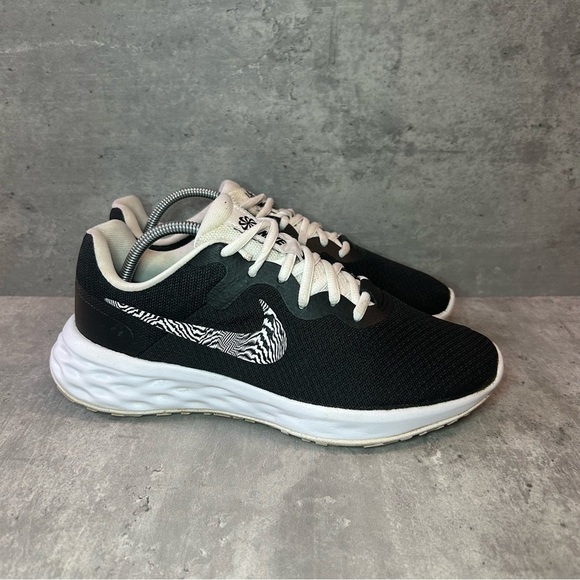 Nike Revolution 6 Premium Running Shoes DR9960-001 Womens sz 8 - black/white - Picture 1 of 6